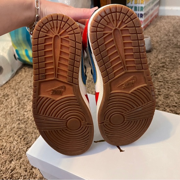 WOMENS AIR JORDAN 1 MID SE - Picture 5 of 9